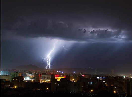 雷雨天怎样样才是安保的 打雷时期能玩手机吗 