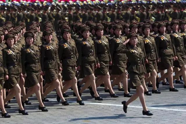 女兵在部队是怎么训练的 (女兵在部队是干嘛的 带你了解女兵生存)