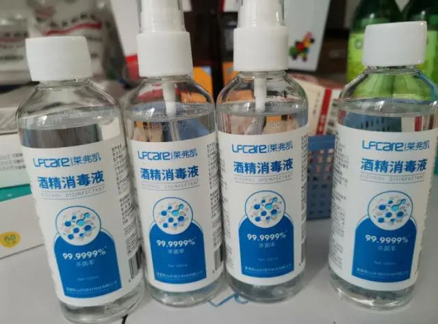 乙醇消毒液是双氧水吗? (乙醇消毒液是酒精吗 酒精消毒液可以用于家居消毒吗)