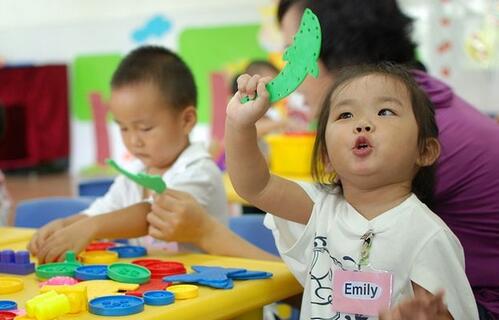 孩子上幼儿园天天哭不肯上学怎么办 (孩子上幼儿园早晨睡觉做梦哭喊教员 孩子睡眠疑问处置方法)