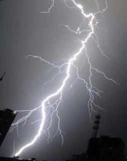 梦见雷雨房子漏雨的解释及其它相似梦幻