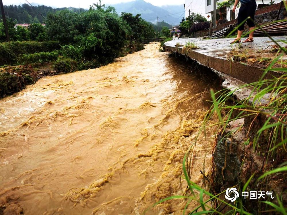 梦见大雨涨水把路冲了 (梦见大雨涨水意味着情感不可管理 梦见下大雨门口涨大水)