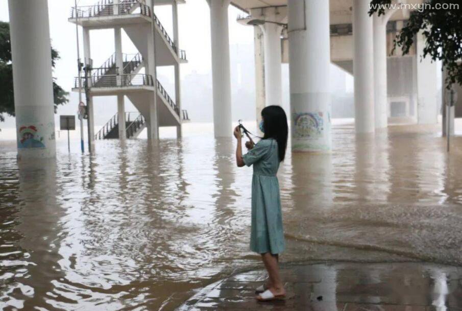 女人梦见涨水,水是浑浊的什么意思? (女人梦见涨水又退水 女性梦见涨退水的心思剖析)