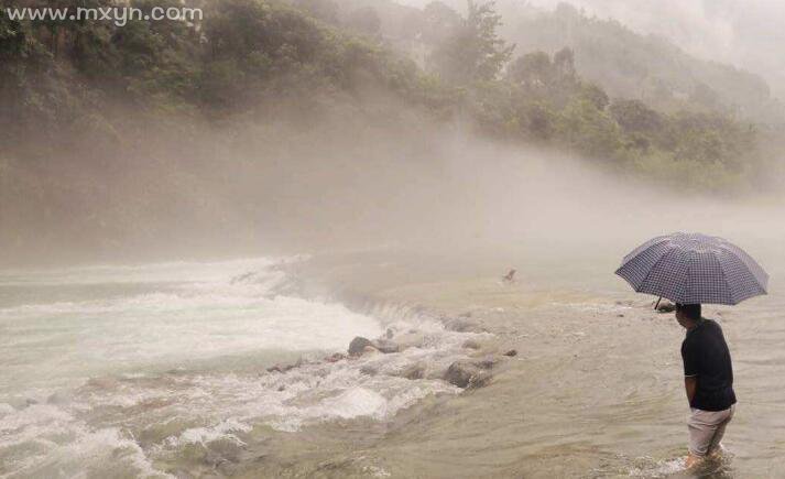 梦见大水滚滚而来但是没淹到