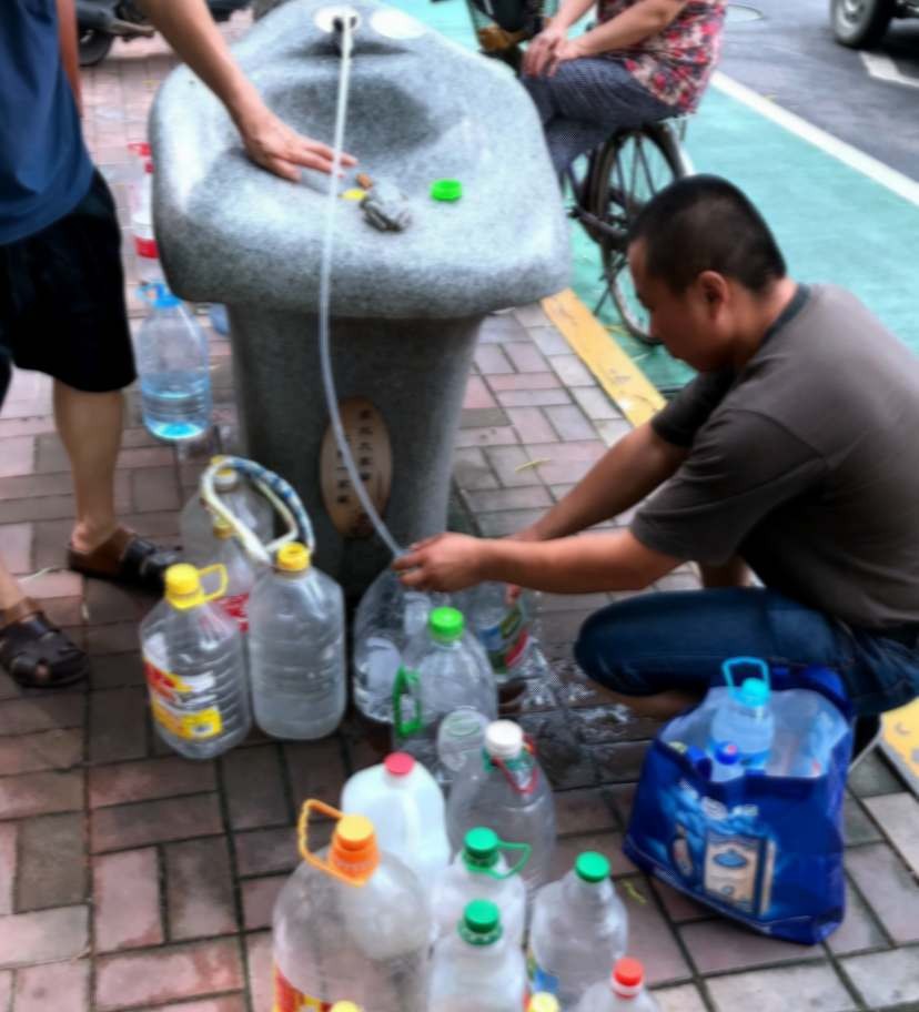 饮水机改装成鱼缸 (饮水机改装成鱼缸 幽默的DIY名目介绍)