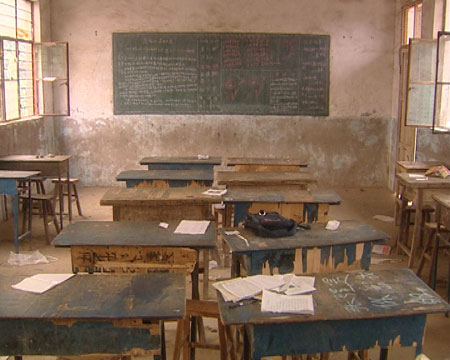 小学女生校内表演节目 (小学女生新校服设计引争议 小学女生超短裙新校服)