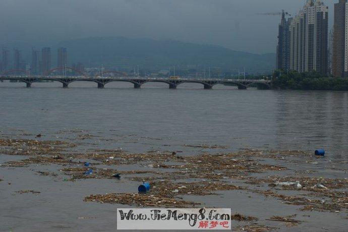 女人梦见大水是什么预兆 (女人梦见大水把人冲走了 女人梦见大水或者有什么意义)