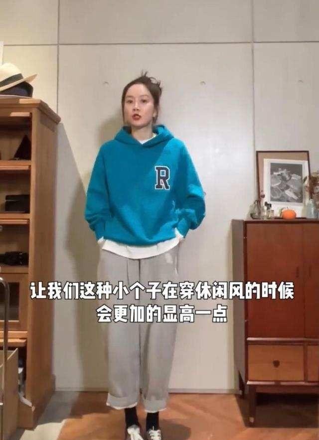 卫衣搭配指南图片 (卫衣搭配指南让你时兴出行 灰色的卫衣配什么裤子)