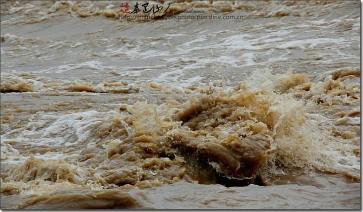 梦见大水逃跑什么预兆 (梦见大水逃跑 梦见发大水了逃跑是什么征兆)