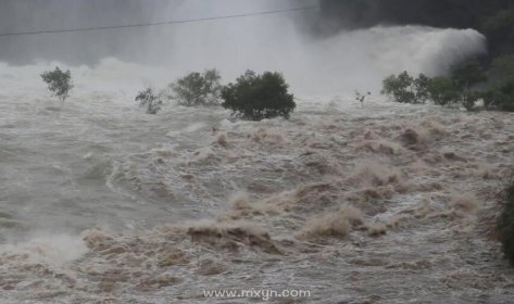 梦见涨大水家里房间都满了 (梦见涨大水家人被冲走了代表什么 梦见涨大水家人被冲走了)