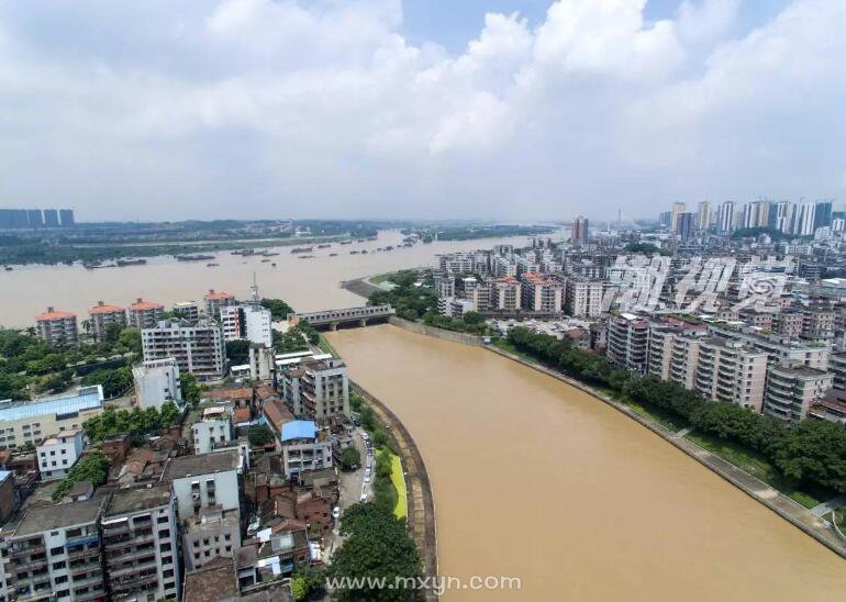 梦见涨大水坐在船上顺水走