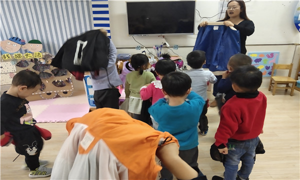 幼儿自己穿衣服的图画 (幼儿自己穿衣服 幼儿自理如何协助孩子自己穿衣服)