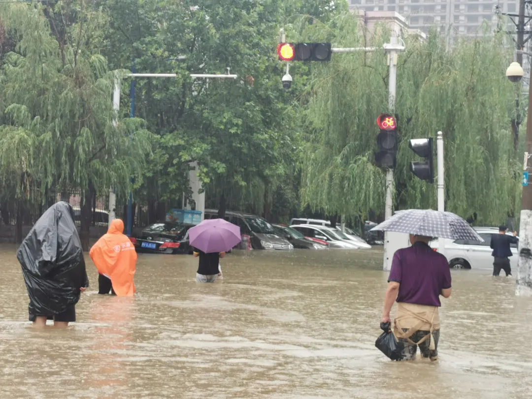 梦见下大雨的预兆 (梦见下大雨的意味意义 做梦梦见下大雨是什么意思)