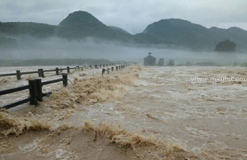 梦见涨好大水涨得快成功逃生 (梦见涨好大水是什么征兆 梦见涨水是什么预兆)