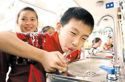 学校饮水机出水慢是什么原因 (学校饮水机出水温度调理指南 学校的饮水机怎样调热水)