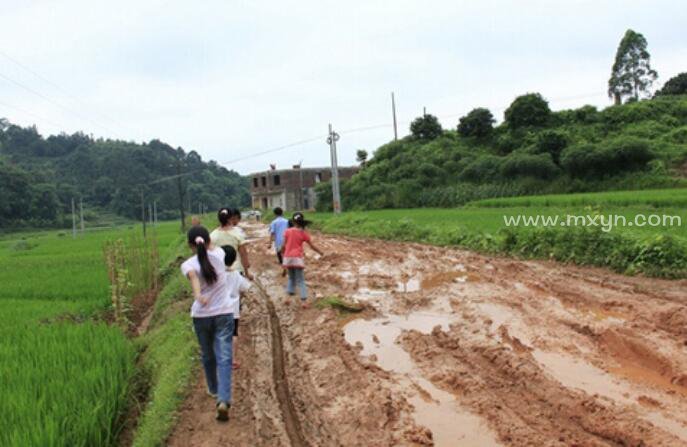 梦见自己走在泥泞路上是什么意思