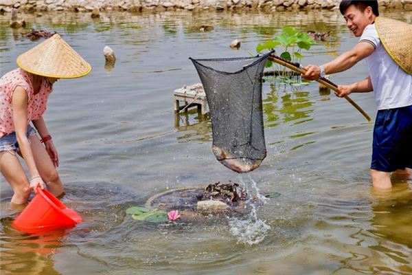 梦见发大水决堤成功逃跑 (梦见发大水决堤是怎样回事 如何应答梦见发大水决堤的状况)