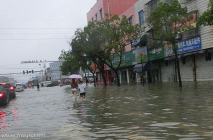 女人梦见下雨是什么意思