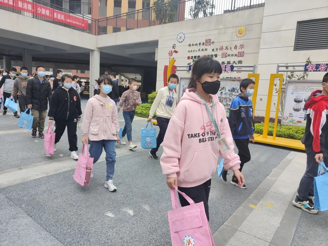 红色情人节须要送女好友礼物吗 副题目红色情人节送礼物该如何选用