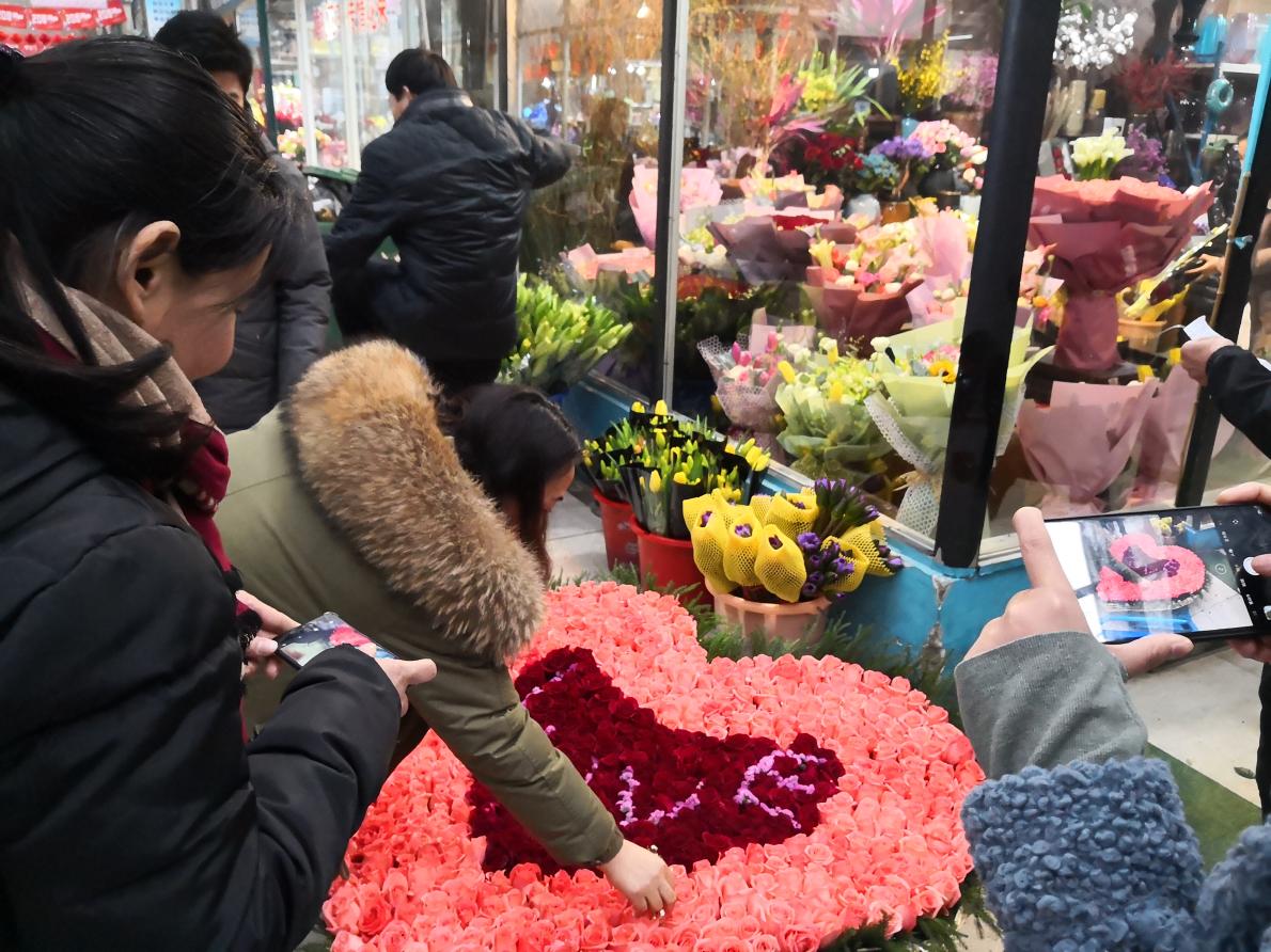 情人节买花送老婆合适吗 (情人节买花送老婆适宜吗 情人节为什么要买花送老婆)