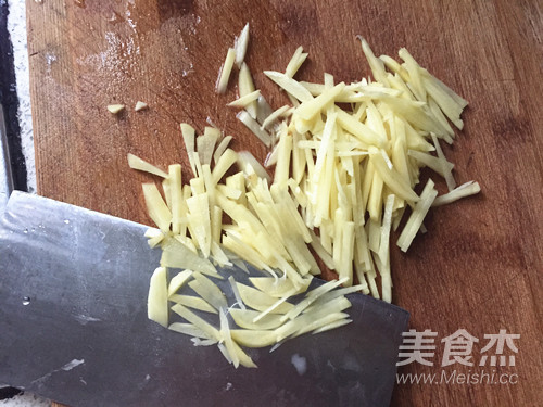 鸡蛋和土豆丝能一起炒着吃吗 (鸡蛋和土豆丝可以一同烙煎饼吗 懒人早餐鸡蛋土豆饼做法攻略)