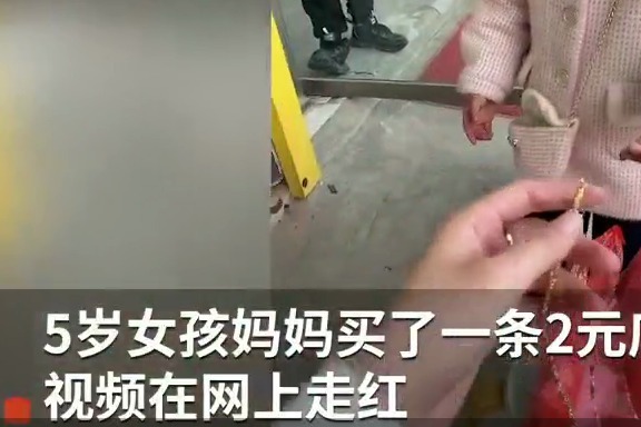 女儿送妈妈戒指戴在哪个手指 (女儿送妈妈戒指戴哪只手 女性戴戒指应该戴在哪只手)