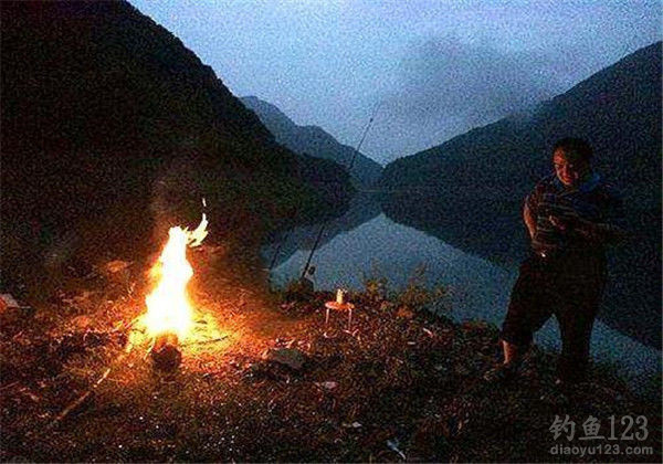 冬季夜钓视频大全 (隆冬夜钓的最佳方法 夏天夜钓钓深水还是浅水比拟好)