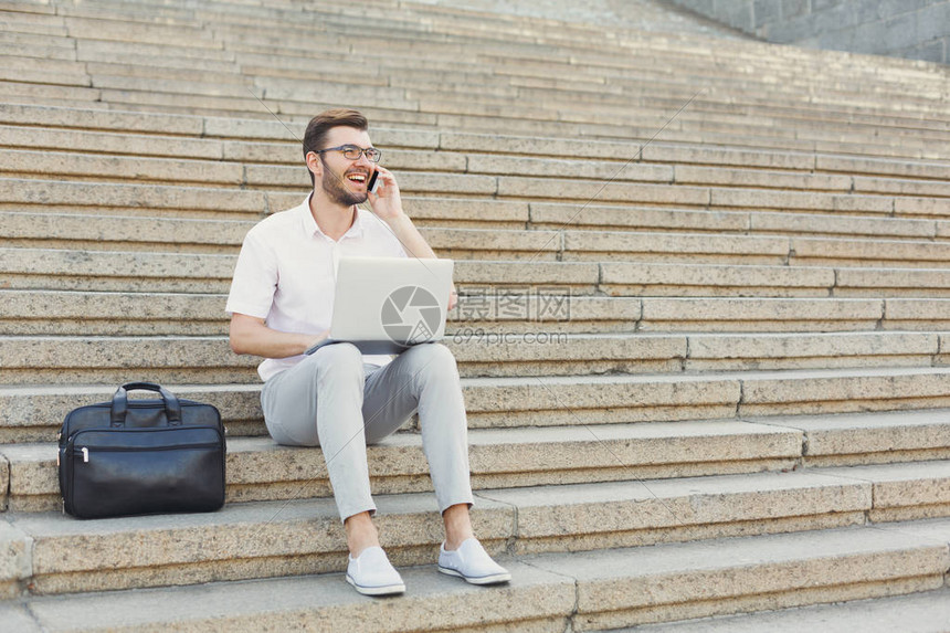 引人注目的公司网站设计模板：为您打造令人印象深刻的在线形象 (引人注目的公园的作文300个字)